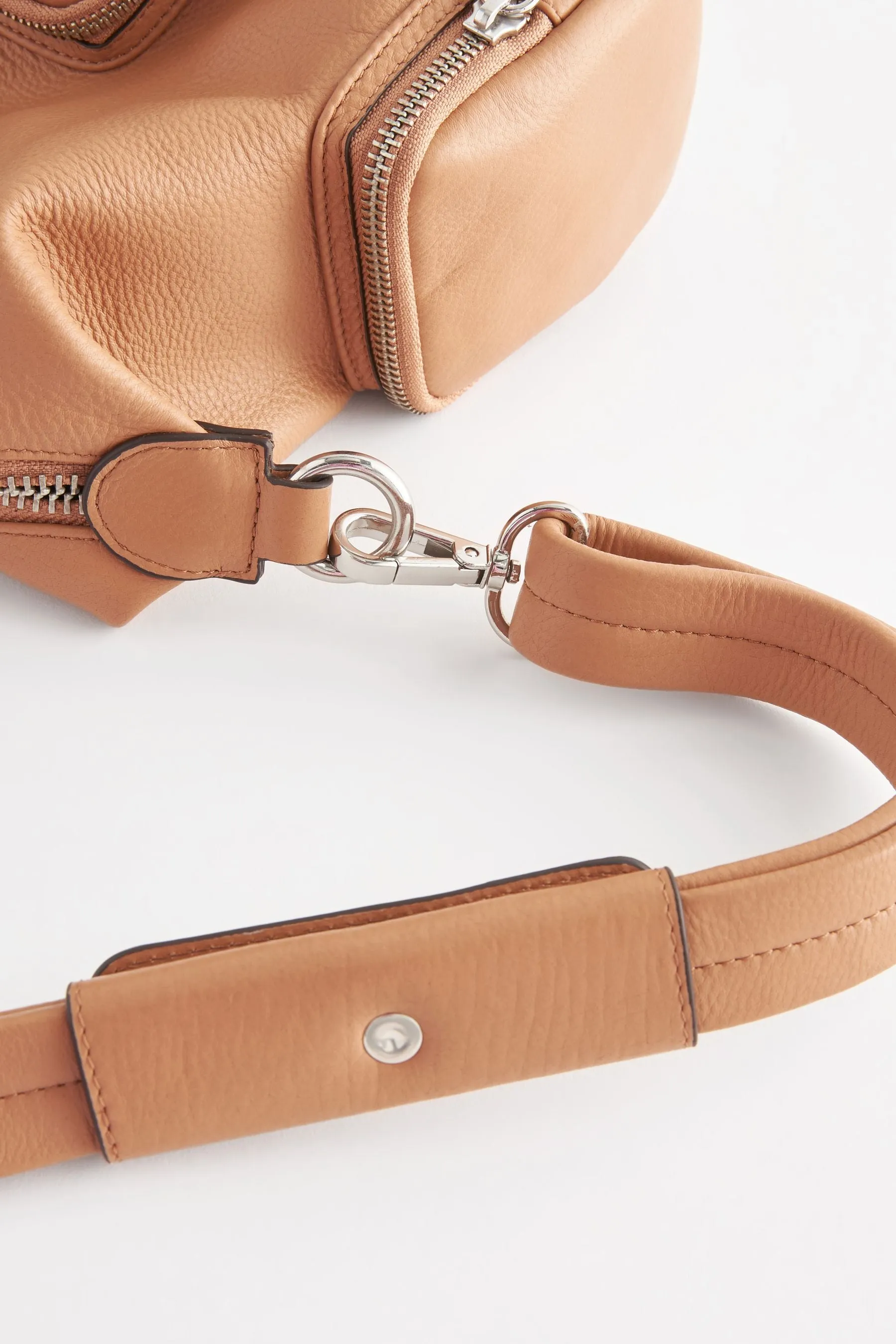 Marrone chiaro   - Borsa a mano in pelle con tasca e zip
